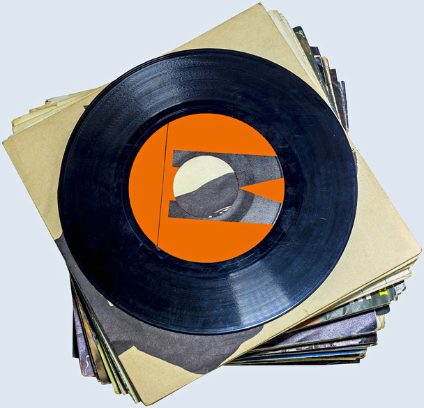 Uma pilha de 45 registros de vinil RPM usados e sujos, mesmo em bom estado
 - Foto, Imagem
