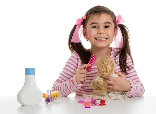 Mädchen spielt mit Puppe - Foto, Bild