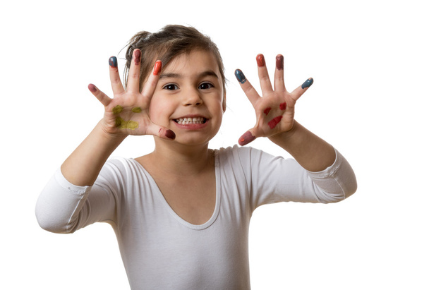 Porträt eines süßen, fröhlichen Mädchens, das seine bemalten Hände zeigt - Foto, Bild