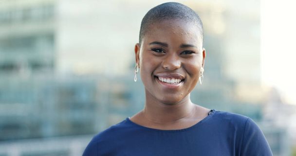 Rostro, mujer de negocios y diseñadora en la ciudad con visión, idea y motivación para startup en formación. Retrato, mujer negra y emprendedora feliz por el objetivo del negocio negro en Londres. - Foto, imagen