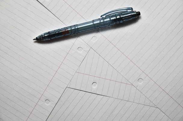 Kalem birkaç yaprak kağıt üzerine yazma - Fotoğraf, Görsel