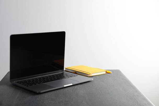 Koncepce pracovního prostoru s laptopem, prostor pro text - Fotografie, Obrázek