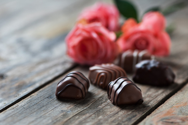 roses and chocolate candies for Valentine's Day - Foto, Imagem