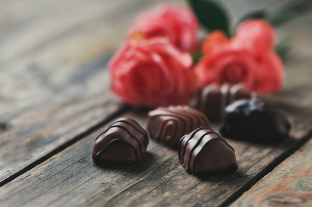 roses and chocolate candies for Valentine's Day - Fotografie, Obrázek