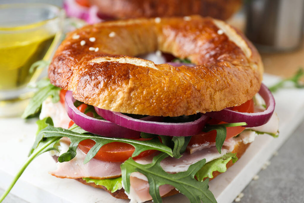 Концепция вкусной еды - вкусный бутерброд с бубликом - Фото, изображение