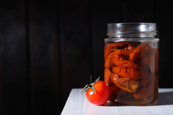 Concepto de comida sabrosa - delicioso tomate seco - Foto, Imagen