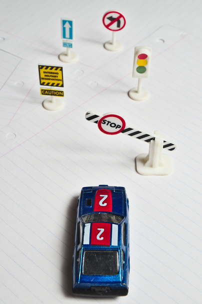 Spielzeugauto und mehrere Verkehrsschilder - Foto, Bild