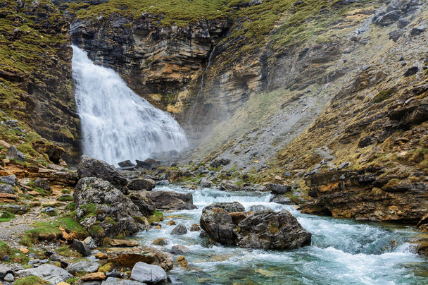Wasserfall, bekannt als cola de caballo oder Pferdeschwanz in den spanischen Pyrenäen - Foto, Bild
