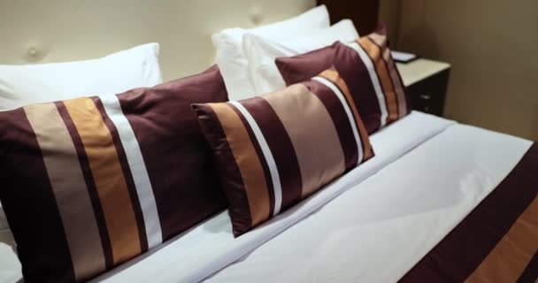 Modern elegáns szállodai szoba és kényelmes ágy. Szállodai szolgáltatás és karbantartás - Felvétel, videó