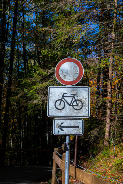 Road sign for the maple forest trail in Neuschwanstein Castle, Germany - Foto, imagen