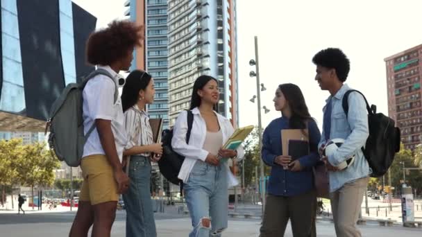 Gruppe von multirassischen Studentenfreunden, die miteinander reden und Fünfe sind, verschiedene Menschen, die sich im Freien treffen. - Filmmaterial, Video
