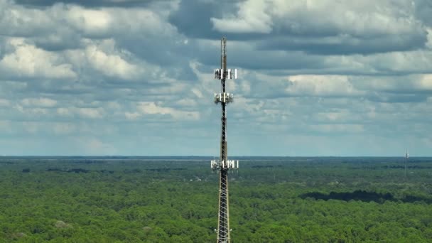 Tall telecommunication radio cell tower with wireless communication 5g antennas for network signal transmission. - Imágenes, Vídeo