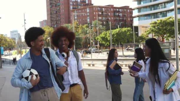 Diverse vrienden wandelen in de stad - studenten op de campus van de stad, reizigers. - Video