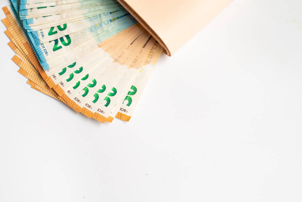 Verschiedenes Euro-Geld in Ledertasche auf weißem Hintergrund - Foto, Bild