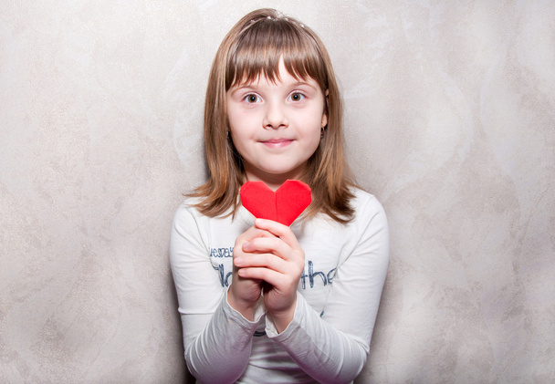 Chica con corazón rojo
 - Foto, Imagen