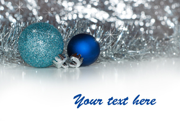 Christmas baubles with silver tinsel and silver bokeh background, with copy space - Foto, Bild