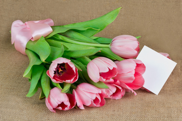 Kytice růžových tulipánů s saténovou stuhou a malé pohlednice - Fotografie, Obrázek