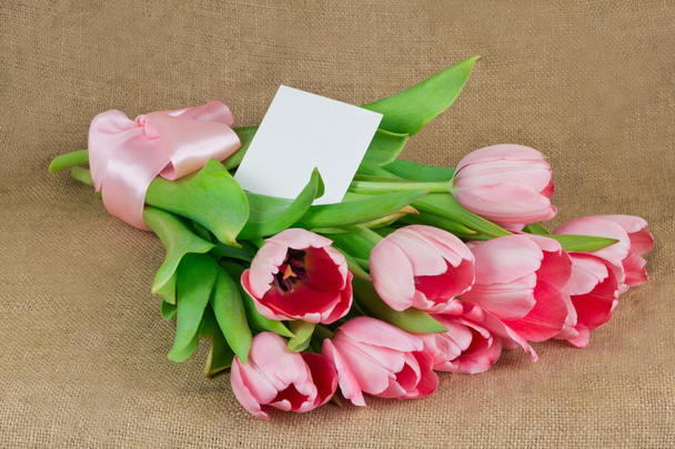 Букет з рожевих тюльпанів з атласною стрічкою і маленькою листівкою
 - Фото, зображення