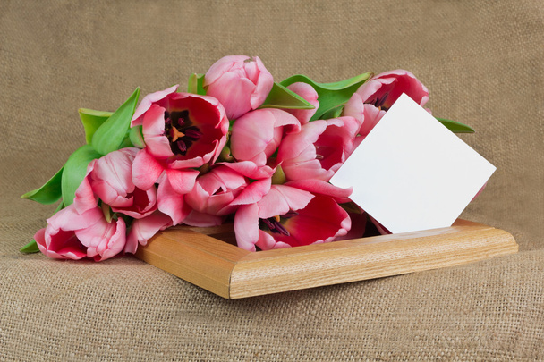 Számos rózsaszín tulipánok a kis képeslap feküdt a keret - Fotó, kép