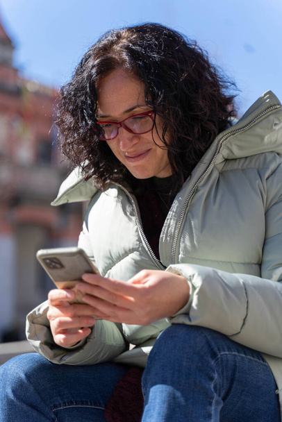 Kobieta na czacie ze swoim smartfonem - Zdjęcie, obraz