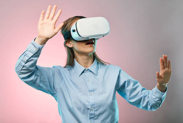 Virtual reality headset, metaverse en futuristische tech, jonge vrouw op roze achtergrond, AI en gebruikerservaring. Gen z, VR-bril en video gaming met gamer, cyberspace en scifi in de digitale wereld. - Foto, afbeelding