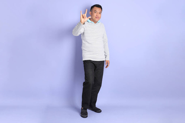The 40s adult Asian man with standing on the purple background. - Φωτογραφία, εικόνα