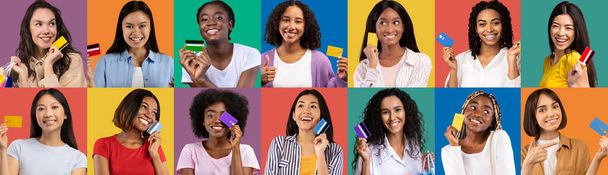 Portrét Diverse Happy Multiracial ženy s kreditními kartami v rukou držení přes barevné pozadí, veselé dámy připravené na nákupy, těší Cashback a slevy, koláž, Panorama - Fotografie, Obrázek