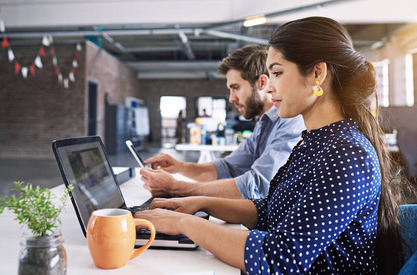 Coworking, iroda és nő gépel a laptopon egy férfival a kreatív ügynökségnél, együtt dolgoznak a projekten. Digitális, partnerség és alkalmazottak vagy üzletemberek a számítógépnél a tervezés indításakor - Fotó, kép