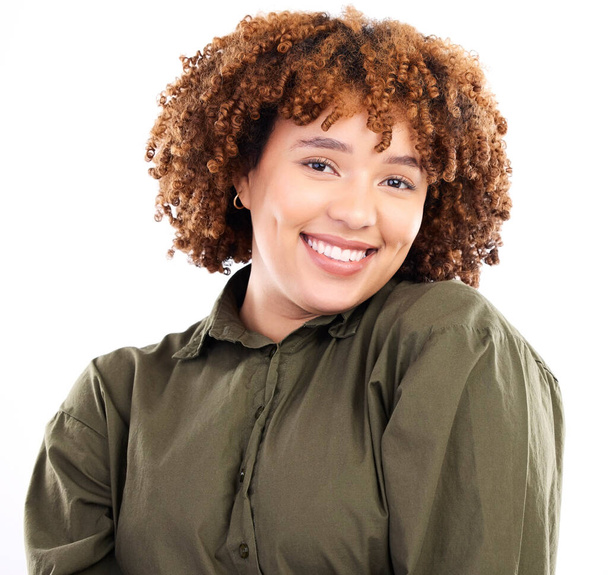 Glücklich, jung und Porträt einer schwarzen Frau mit einem Lächeln isoliert auf weißem Hintergrund. Stolz, Glück und ein afrikanisches Mädchen mit ermächtigten Haaren, lächelnd und selbstbewusst vor Studiokulisse. - Foto, Bild