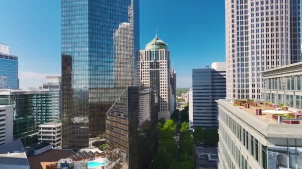 Vista desde arriba de edificios de rascacielos altos contemporáneos en el centro de la ciudad de Charlotte en Carolina del Norte, Estados Unidos. Megápolis americana con distrito financiero de negocios. - Metraje, vídeo