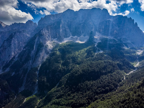 Сценічний повітряний постріл гори Валь - Донья (Італія). - Фото, зображення