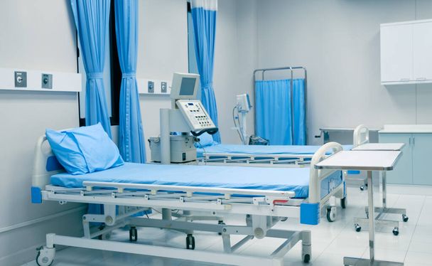 Sala de recuperación con camas y confortable equipo médico en un hospital - Foto, Imagen