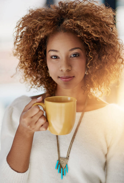 Portrait d'une jeune femme buvant une tasse de café. - Photo, image