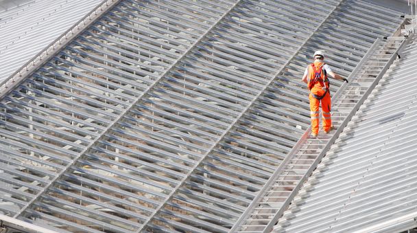 Mužské dělník na kovové konstrukce střechy - Fotografie, Obrázek
