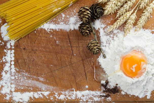 Pasta pişirme. Yumurta, un, buğday vintage ahşap masa üzerinde - Fotoğraf, Görsel