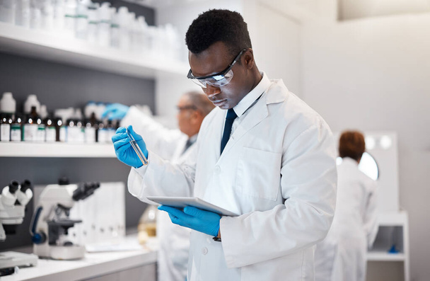 Wissenschaft, Forschung und schwarzer Mann im Labor mit Tablet für medizinische Analyse und digitale Innovation in der Medizin. Pharmazeutische Analytik, Web und Wissenschaftler in Südafrika überprüfen die Ergebnisse online - Foto, Bild