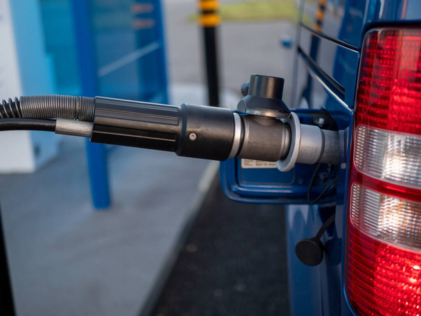  une buse de gaz d'une voiture au gaz naturel comprimé alimentée au GNC. Photo de haute qualité - Photo, image