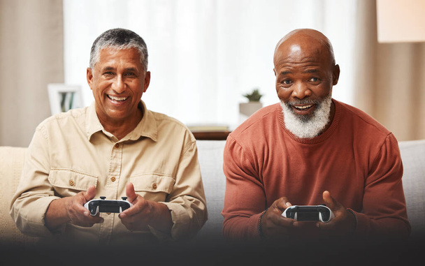 Gamer, szórakoztató és idősebb fekete férfi barátok együtt videojátékoznak egy otthon nappalijában. kanapé, vicces vagy nyugdíjba egy érett férfi és barátja játék vagy kötődés egy látogatás során egy házban. - Fotó, kép