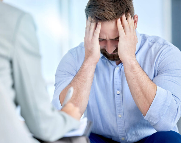 Stres, vyhozen a obchodník smutný je bez práce, deprese a firemní zaměstnanec pocit úzkosti trpí pro duševní zdraví. Pracovník, frustrovaný a neúspěšný při práci s popáleninami nebo únavou. - Fotografie, Obrázek