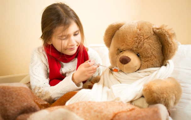 bonito menina jogar no hospital com ursinho de pelúcia
 - Foto, Imagem