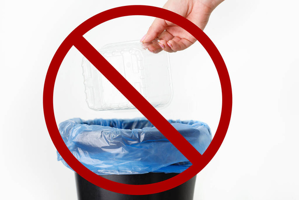 Zákaz plastového odpadu - ženská likvidace plastové nádoby do koše - Fotografie, Obrázek