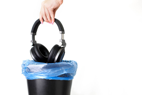 Eliminação de fones de ouvido - Reciclagem adequada de resíduos eletrônicos - Foto, Imagem