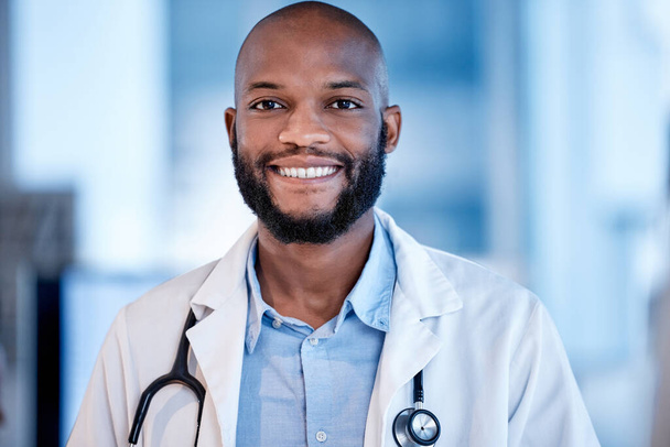 Porträt eines schwarzen Mannes Arzt im Gesundheitswesen Karriere, professionelle Service Lächeln und Krankenhaus Job-Mentalität. Gesicht oder Kopfschuss eines jungen Mediziners oder Kardiologen mit Führungsqualitäten und glücklichen Gelegenheiten. - Foto, Bild