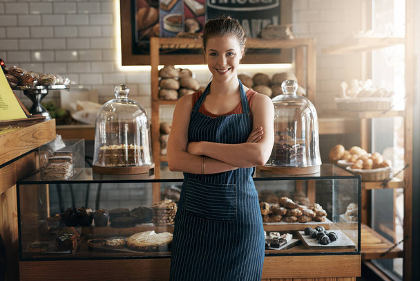 Retrato de uma jovem mulher confiante trabalhando em um café. - Foto, Imagem