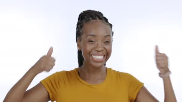 Kciuki w górę, tak i zadowolony z portretu czarnej kobiety do zatwierdzenia, awansu i dobrze zrobione. Zadowolenie, uśmiech i sukces z dziewczyną i pozytywny gest ręki na dobre wieści, decyzja i zgoda. - Materiał filmowy, wideo