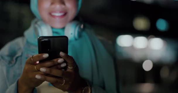 Noc, telefon i ręce muzułmanki w mieście na SMS-y, media społecznościowe i wyszukiwanie. Połączenie, kontakt i komunikacja z dziewczyną i słuchawkami w miejskim mieście na czacie, pisanie na maszynie i aplikację cyfrową. - Materiał filmowy, wideo