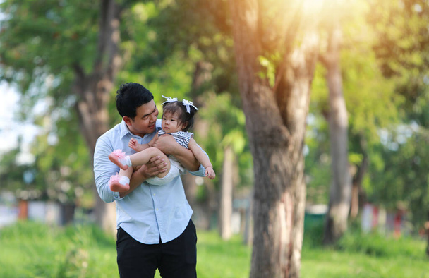 Pai e filha no parque
. - Foto, Imagem
