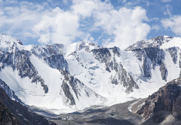 Cordilheira de neve no Quirguistão
 - Foto, Imagem