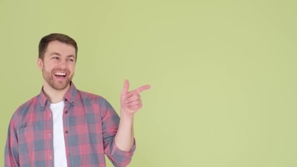 Красивий чоловік у сорочці позує, вказуючи свій індексний палець на бік. 4k відео
 - Кадри, відео