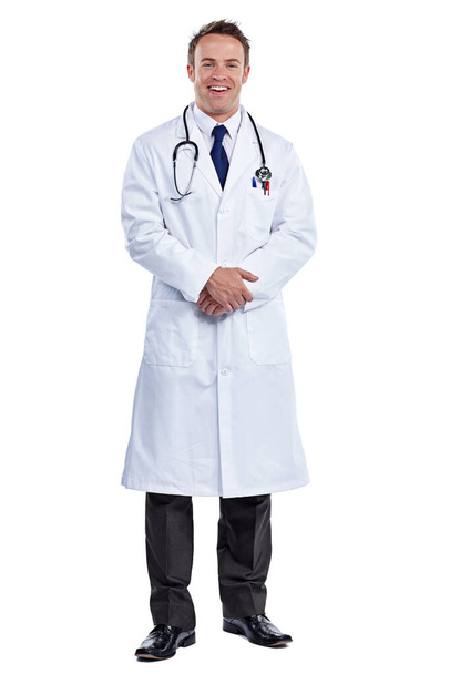 Ik ben hier om voor je te zorgen. Full length portret van een mannelijke arts staande tegen een witte achtergrond - Foto, afbeelding
